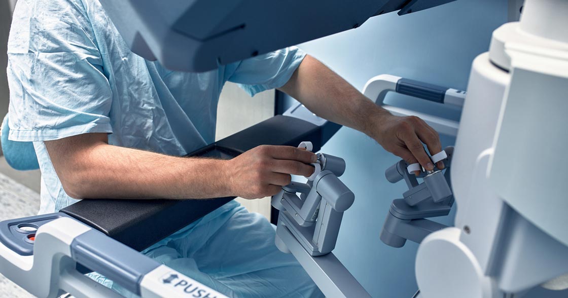 Surgeon using the da Vinci Robotic Surgery System